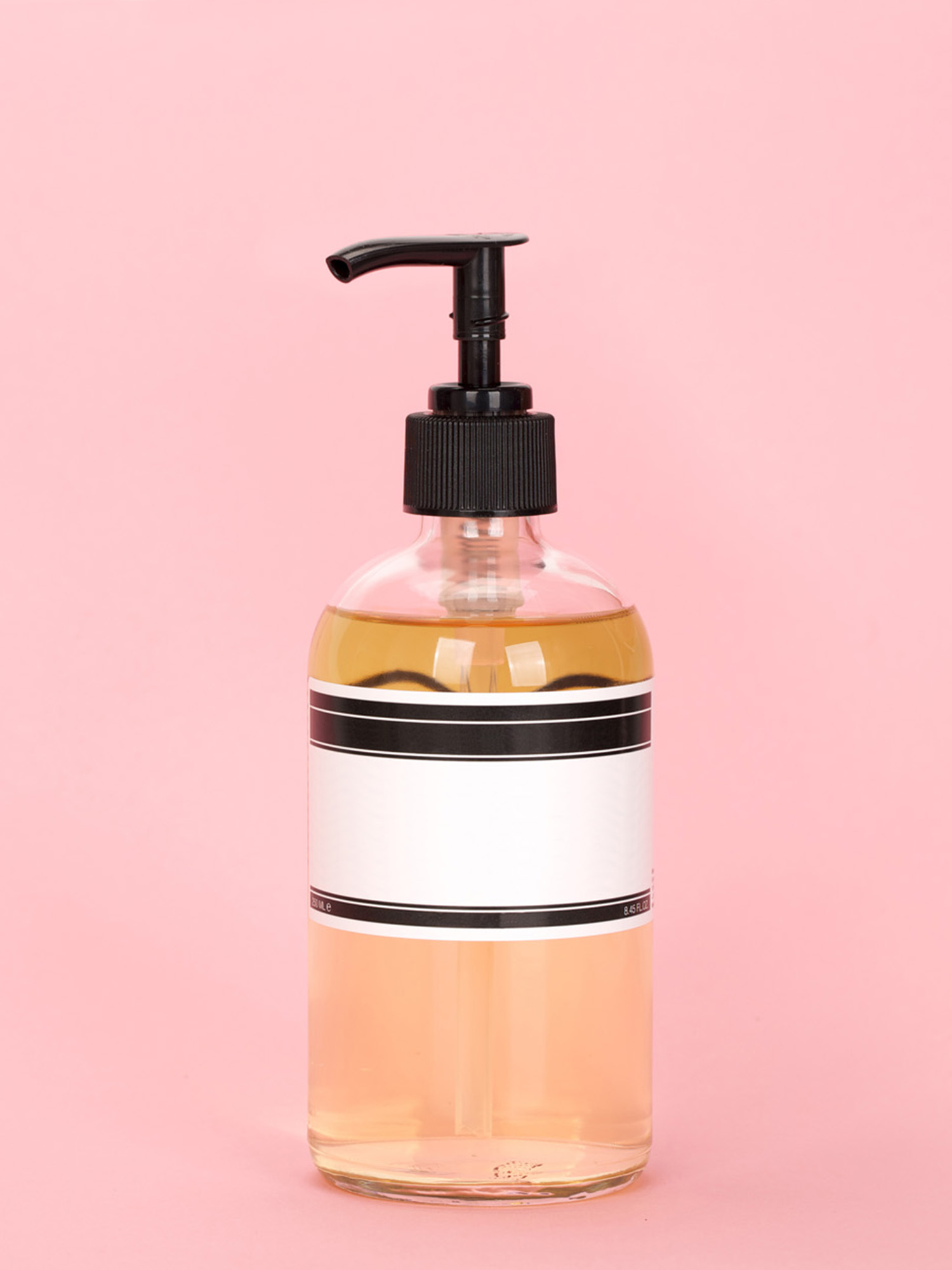 Transparent eingefärbte Pumpflasche mit klarer Flüssigkeit – geeignet für flüssige Lebensmittel oder Sirupe. Einfärbung gemäß Lebensmittelrichtlinien durch HABICH FARBEN.