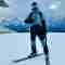 Skifahrer in bunter Funktionskleidung als Beispiel für eingefärbte Wintersportartikel